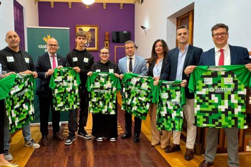 <i>Julio Millán y Manuel Fernández reciben al equipo de robótica del IES Az-Zait. / Ayuntamiento de Jaén.</i>