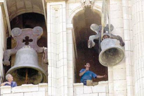 <i>Descenso de una de las campanas por la fachada de la Catedral. / Archivo Histórico de Diario JAÉN.</i>