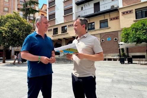 <i>Julio Millán con el concejal Javier Padrono, en la plaza Deán Mazas. / Ayuntamiento de Jaén.</i>