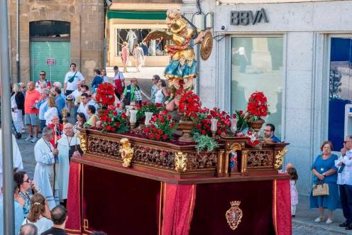 <i>Algunos de los momentos de la procesión de San Miguel Arcángel. / Jesús Delgado.</i>
