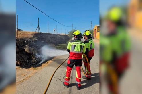 <i>Bomberos de Andújar sofocando las llamas. / Bomberos de Andújar. </i>