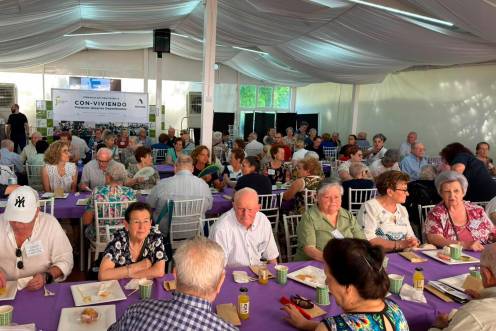 <i>Las más de 200 personas participantes en la jornada. / Diputación de Jaén.</i>