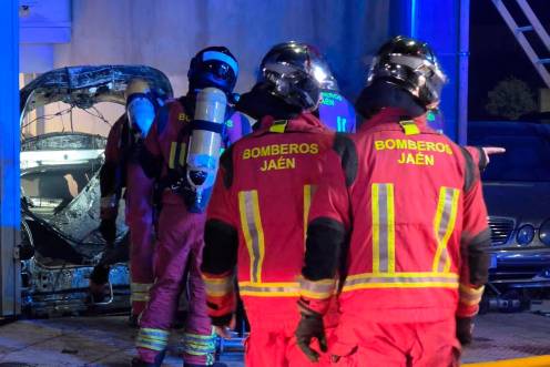 <i>Bomberos de Jaén combatiendo el incendio. / Ayuntamiento de Jaén. </i>