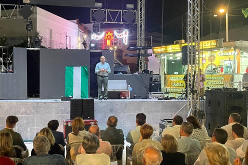 <i>La Plaza de la Autonomía Andaluza de La Bobadilla llena de vecinos y amigos de Enrique Serrano Jiménez que acompañaron al pregonero en la apertura de las fiestas. / Ana Lechuga / Diario JAÉN. </i>