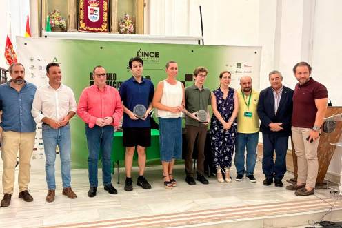 <i>Foto de familia de los premiados en la segunda edición del Torneo Internacional de Ajedrez Lince Andújar. / Club ajedrez Andújar. </i>