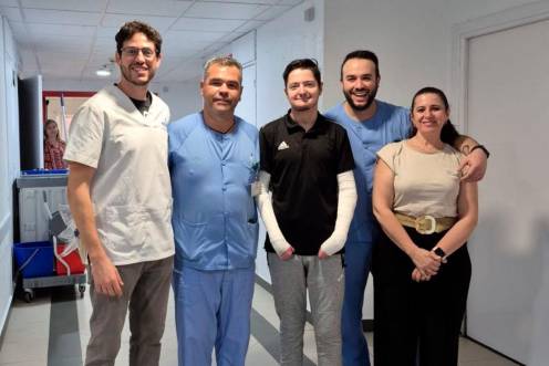 <i>Paciente con piel de Mariposa recibe el nuevo tratamiento en el Hospital San Juan de la Cruz. / Junta de Andalucía.</i>