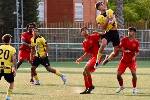 <i>El nuevo jugador del Linares Deportivo, Pavel Kadochnikov, salta por un balón en un partido con la Montañesa. / Linares Deportivo. </i>