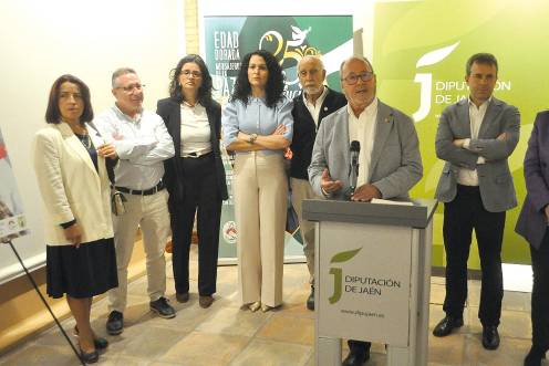 <i>Sonia Balarezo, Antonio Domínguez, Lola Pastor, Isabel Moreno, Osamah El-Rubaidi, Julio Millán, Julio Millán (sobrino) y Francisca Medina; y público en la exposición. / F. Gaitán. / Diario JAÉN.</i>