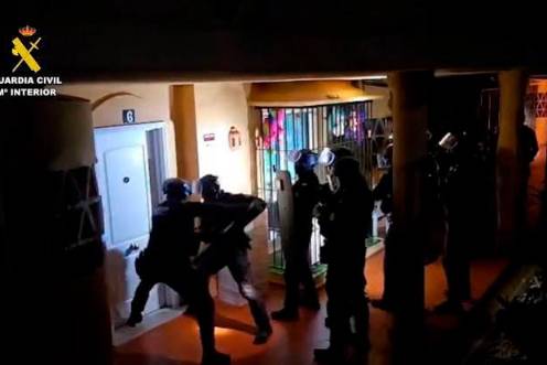 <i>Entrada de la Guardia Civil en un domicilio de los sospechosos. / Guardia Civil.</i>