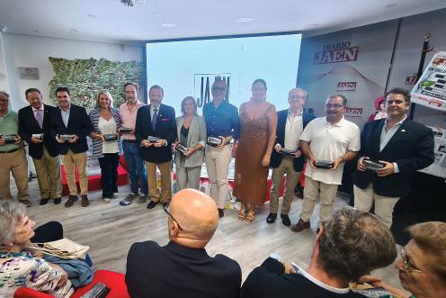 <i>José Luis Manrique, Sebastián López, Miguel Sánchez de Alcázar, Miguel Moreno, María Estela Palacios, Felipe López, Juan Bautista Lillo, Ana María Gómez, Luis Mariano Camacho, Ana María Gómez, Lope Morales, José Castro y Mario Navarro, en el acto de Diario JAÉN. / Agustín Muñoz / Diario JAÉN. </i>