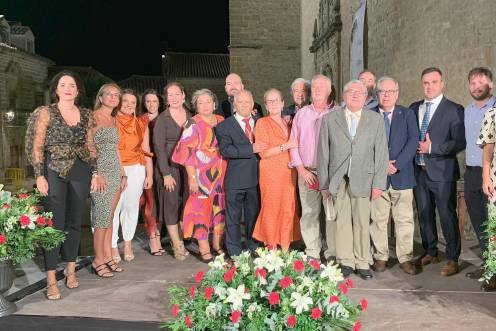 <i>Grupo de autoridades y ciudadanos posan juntos tras la celebración de la II Gala de Honores y Distinciones de la Villa de Begíjar. / Pablo Espinosa Luna / Diario JAÉN. </i>