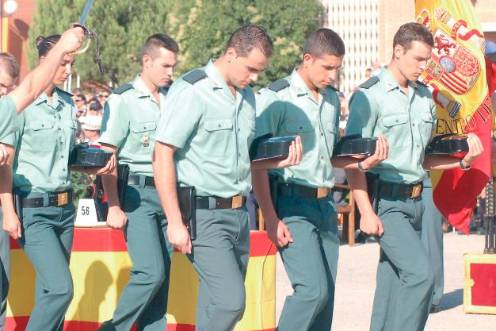 <i>Guardias de la promoción 114-B desfilan frente a las autoridades durante el homenaje a la bandera española. / Archivo histórico Diario JAÉN. </i>