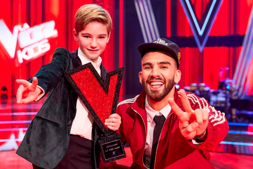 <i>El pequeño Lucas Paulano y el cantante Manuel Turizo. / Antena 3.</i>