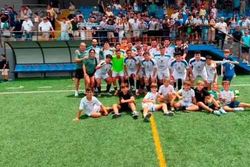 <i>Formación del Carolinense en el partido disputado en Peligros (Granada) el pasado domingo. / Carolinense CD.</i>