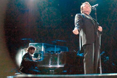 <i>El cantante linarense Raphael demostró sobre el escenario de su ciudad natal el excelente estado de forma del que disfruta en la actualidad. / Archivo Histórico de Diario JAÉN.</i>