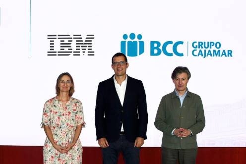 <i>De izquierda a derecha: Mercedes Aranda, directora general de Personas y Tecnología de BCC-Grupo Cajamar; Horacio Morell, presidente de IBM España, Portugal, Grecia e Israel; y un tercer directivo, Francisco Ruiz, subdirector de Tecnología y Procesos de BCC-Grupo Cajamar. / Grupo Cajamar. </i>