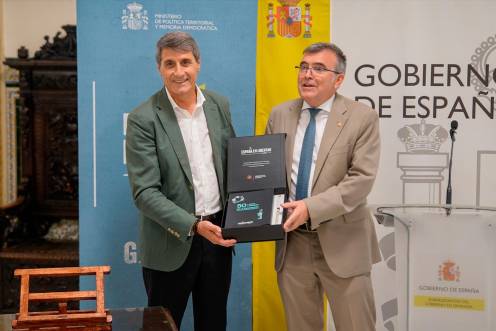 <i>El delegado del Ejecutivo central en Andalucía, Pedro Fernández, acompañado por el subdelegado en Granada, José Antonio Montilla. / Delegación del Gobierno en Andalucía. </i>