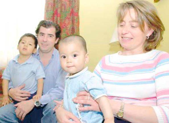 <i>Bruno y Guillermina posan con sus hijos, Bruno, de Perú, y Carmen, de China. / Archivo. / Diario JAÉN.</i>