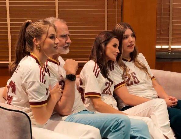 <i>Los Reyes, la Princesa Leonor y la Infanta Sofía durante el partido de España y Francia del Mundial de fútbol. / Casa Real.</i>
