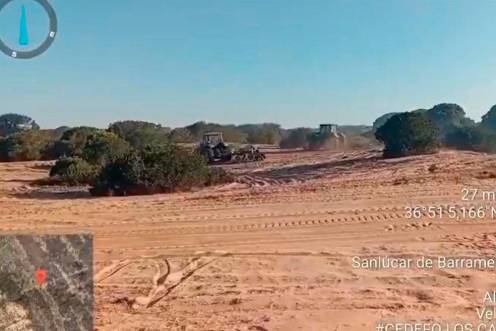 <i>Trabajos en la zona del incendio de Doñana para su control. / Plan Infoca.</i>