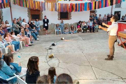 <i>Una de las actuaciones del Festival de Circo y Teatro de Calle de la Sierra de Segura. / Diputación de Jaén. </i>