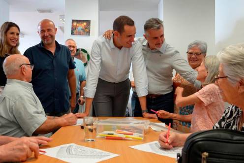 <i>Visita de Juan Latorre a la Asociación de familiares y personas afectadas por Alzheimer de la comarca de la Sierra de Cazorla. / Diputación de Jaén. </i>