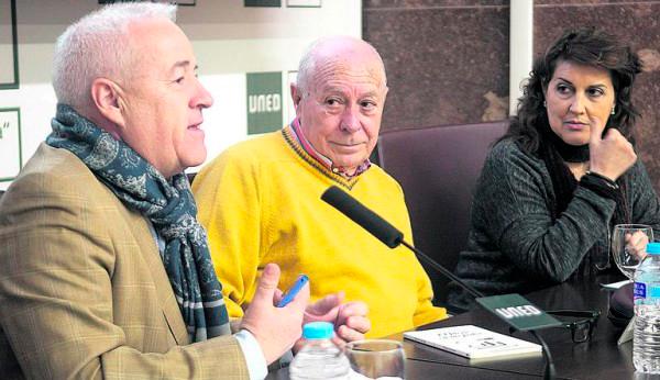 <i>El poeta Antonio Carvajal, en el centro, durante un acto de la UNED.</i>