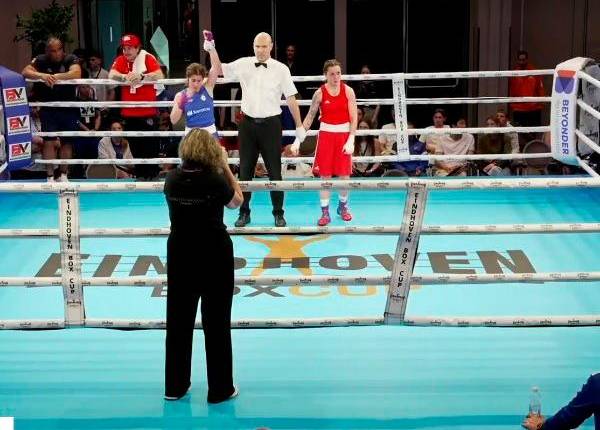 <i>Marta López es declarada ganadora en uno de los combates celebrados en la Eindhoven Box Cup. / Federación Española.</i>