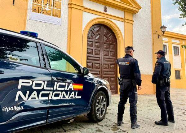 <i>Agentes de Policía Nacional frente a la Iglesia de San Roque de Almería. Archivo. / Policía Nacional.</i>