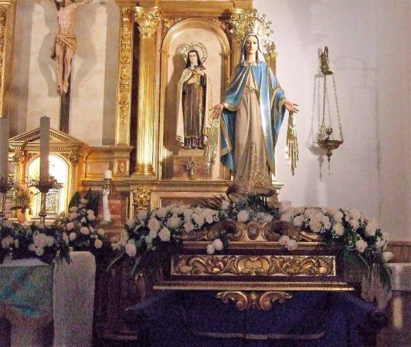 <i>La Milagrosa en” su paso” delante del retablo. Al fondo, en una hornacina, la imagen de Santa Teresita del Niño Jesús.</i>