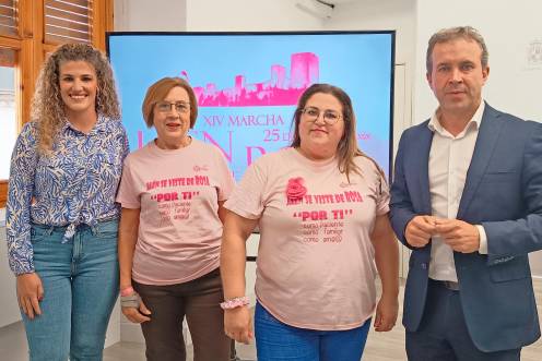 <i>Beatriz López y Julio Millán presentan junto a miembros de la asociación Ajicam la marcha. / Ayuntamiento de Jaén.</i>