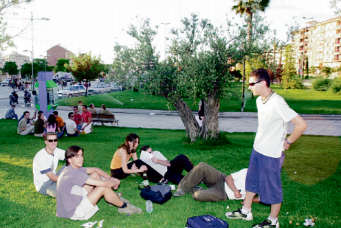 <i>Jóvenes hacen frente al calor. / Archivo Histórico de Diario JAÉN.</i>