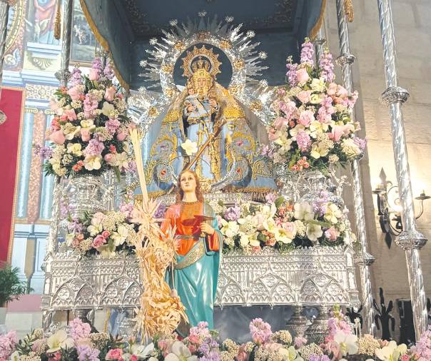 <i>La Virgen de la Fuensanta, en la parte superior. Debajo, la talla de Santa Lucía, que goza de gran devoción.</i>