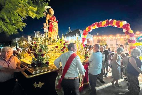 <i>San Sebastián procesiona arropado por los fieles y vecinos que acuden a las fiestas patronales entre vítores y actos llenos de devoción junto a las autoridades políticas y civiles del municipio. / Álvaro Guzguti / Diario JAÉN.</i>