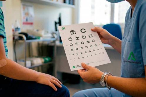 <i>Un profesional sanitario del Hospital de Jaén realiza un examen de agudeza visual a un paciente pediátrico utilizando un test de símbolos. / Junta de Andalucía. </i>