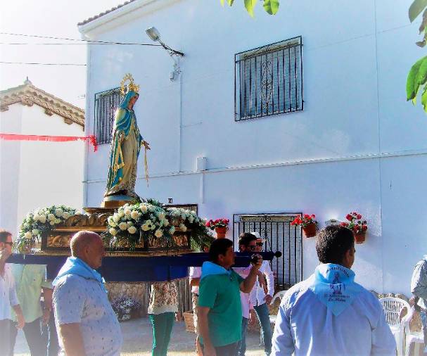 <i>La Milagrosa visita la casa de Los Carlillos.</i>