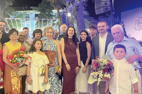 <i>La pregonera Mari Paz Presa rodeada de su familia. / Álvaro Guzguti / Diario JAÉN. </i>