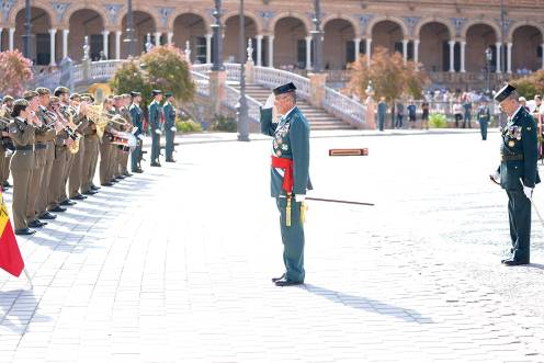 <i>TRAYECTORIA. Luis Ortega, en la Plaza de España de Sevilla, el día que tomó posesión como jefe de la Guardia Civil de Andalucía. A la derecha, con Pedro Fernández y el día de su despedida de Jaén. </i>