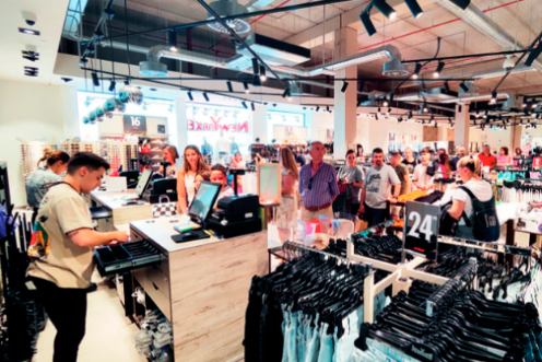 <i>Foto de archivo de las rebajas de verano de 2023 en una tienda del Jaén Plaza. / F. J. Marín / Diario JAÉN.</i>