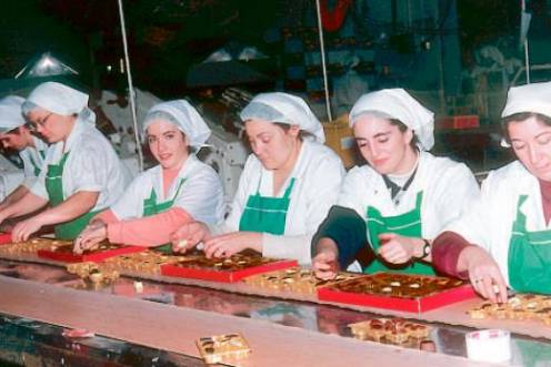 <i>Trabajadoras de la empresa “Doña Jimena”. / Archivo histórico Diario JAÉN. </i>