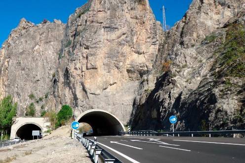 <i>Túneles de Santa Lucía, en la A-44. / Mitma.</i>