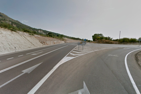 <i>Cruce hacia Fuensanta de Martos, en la A-6050. / Google Maps.</i>