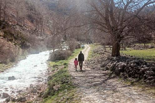 <i>Visitantes en el nacimiento del río Segura, en el Parque Natural de Cazorla, Segura y Las Villas. Archivo. / Europa Press.</i>