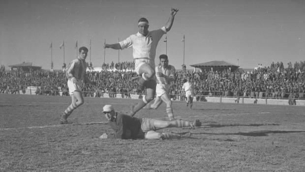 <i>Ángel Arregui anota uno de los tres tantos que logró ante el Atlético Baleares. / Fotografías: Archivo Histórico de Diario JAÉN.</i>
