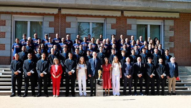 <i>Sus Majestades los Reyes, Don Felipe VI y Doña Letizia, la Princesa Leonor y la Infanta Sofía junto a la Selección Española de fútbol tras proclamarse vencedora de la Copa Mundial. / José Oliva / Europa Press.</i>