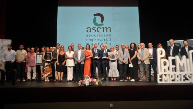 <i>Premiados, representantes de ASEM y autoridades civiles, sobre el escenario del Teatro Maestro Álvarez Alonso al término de la gala de los Premios Empresariales ASEM. / F. Gaitán / Diario JAÉN.</i>