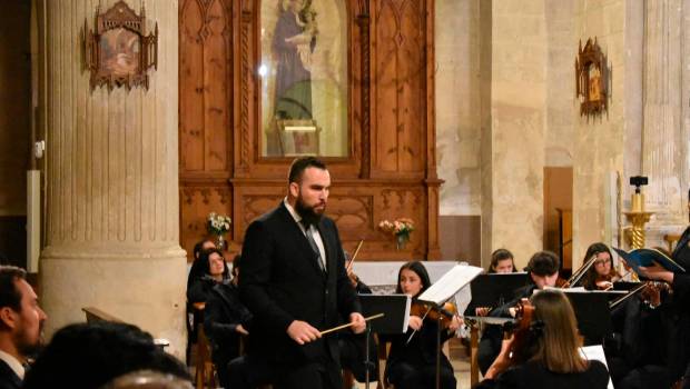 <i>El director musical carolinense Cristóbal Quirós del Campo durante un concierto.</i>