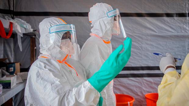 <i>Médicos trabajando en la epidemia que afecta a RD del Congo. / Europa Press. </i>