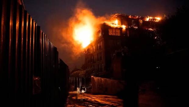 <i> Un incendio arrasa un edificio dañado en un ataque combinado masivo ruso en Kiev, Ucrania. / Europa Press. </i>