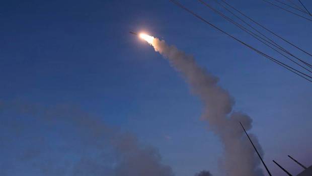 <i>Un destructor lanzamisiles estadounidense lanza un misil de ataque en el marco de la operación Furia Épica. Archivo. / Europa Press.</i>
